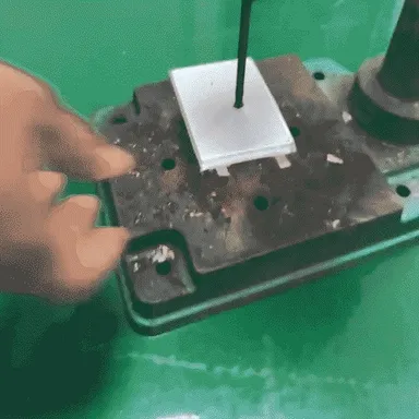 セルへの釘差しの様子