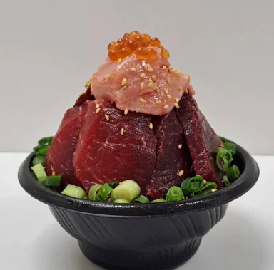 くじら中トロ頂上丼