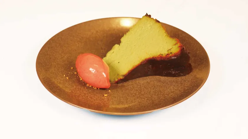 新茶の香り広がるバスクチーズケーキ。彩り鮮やかな春限定スイーツ