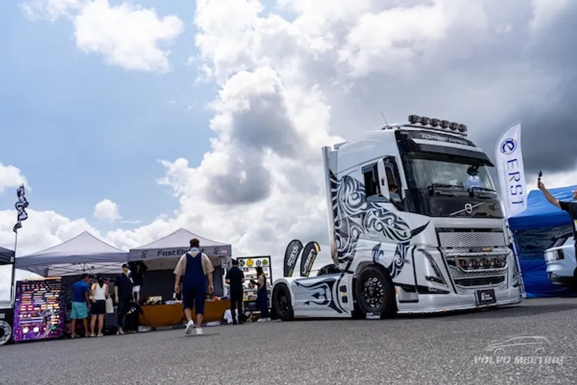 ヨシノ自動車、トレーラーヘッドも出展