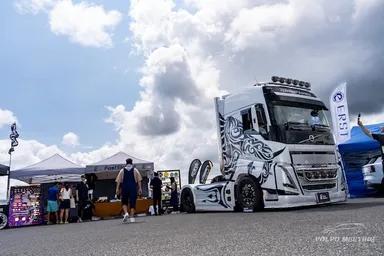 ヨシノ自動車、トレーラーヘッドも出展