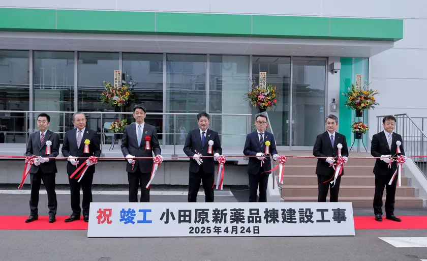 テープカットの様子