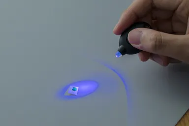 付属の専用ライトを照射して硬化