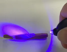 付属の専用ライトを照射して硬化