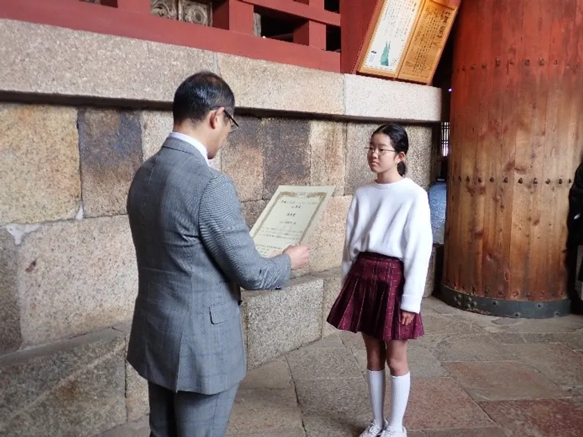(東大寺大仏殿での表彰の様子)