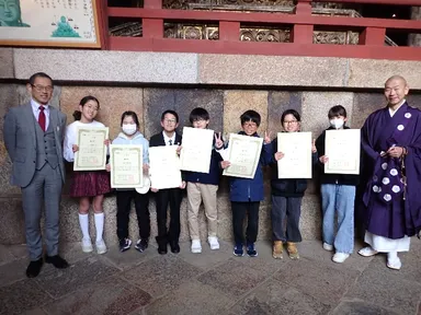 (表彰後の記念撮影。右は東大寺執事長・上司 永照師、左は当協会理事長・高田 忍)