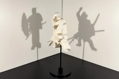 「歌舞伎」見る方向を変えると日本伝統の歌舞伎の2つのポーズが現れる