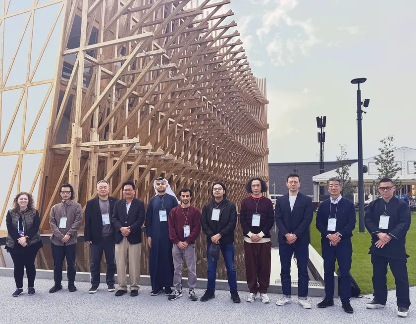 バーレーン万博会場前でのEDBとナツメアタリチーム。