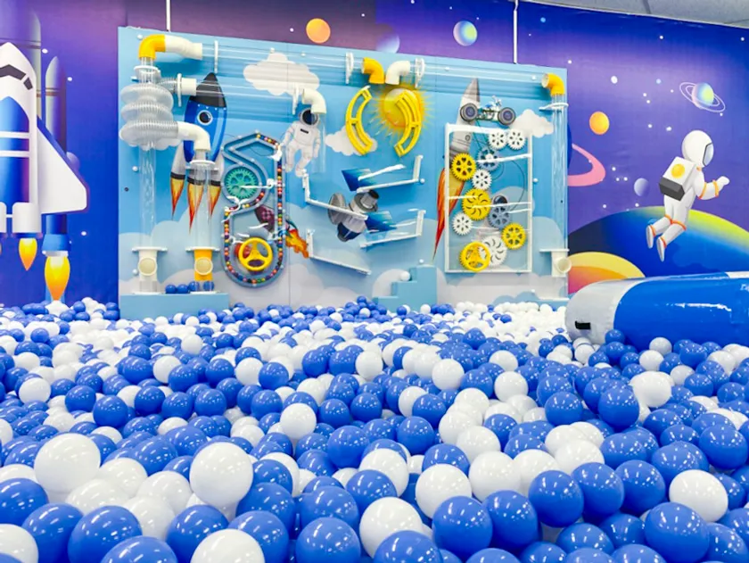 ボールプールに楽しい仕掛けがいっぱい