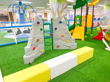 公園で人気の遊具が室内でも楽しめる