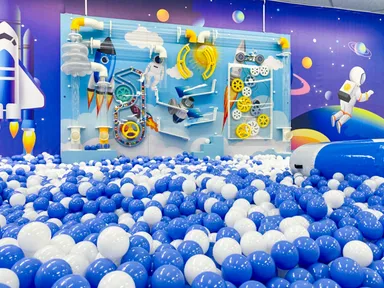 ボールプールに楽しい仕掛けがいっぱい