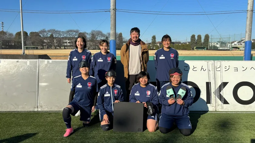 ブラインドサッカー女子日本代表と(株)ボディメトリクスジャパンの佐藤 彰洋社長(MARUI ブラサカ!パークにて)