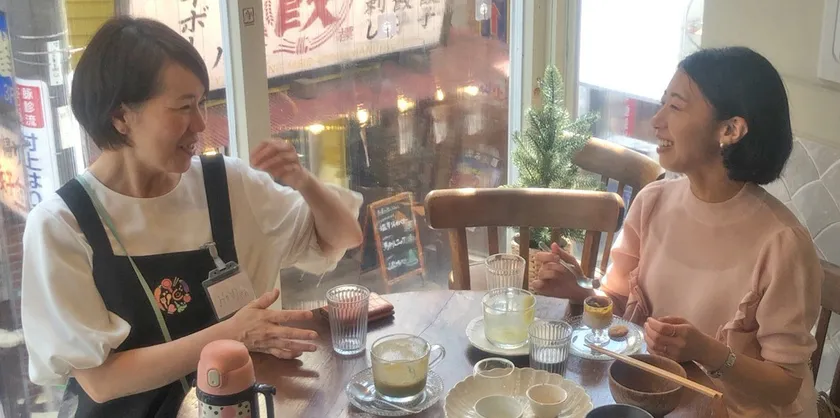 デザートを食べながらスタッフとお喋りするママの様子