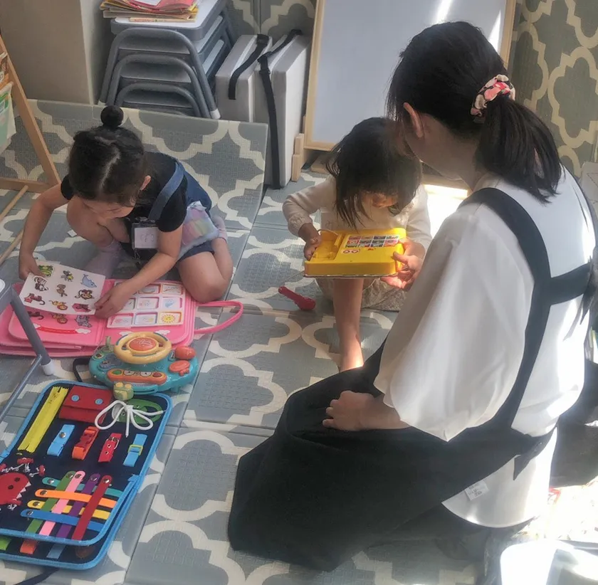 キッズスペースで遊ぶ子どもと見守りスタッフ