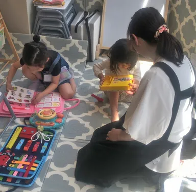 キッズスペースで遊ぶ子どもと見守りスタッフ