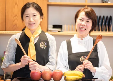 カフェスタッフ(左)と、代表の岡野 早苗(右)