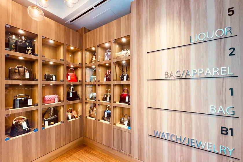 入口には選りすぐりのバッグが陳列