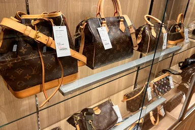 1F・2Fはブランドバッグ販売