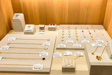 Van Cleef & Arpelsも数多く販売