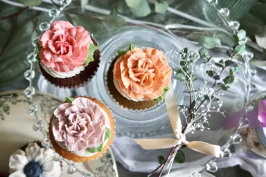 プレゼントに最適！カーネーションのカップケーキ