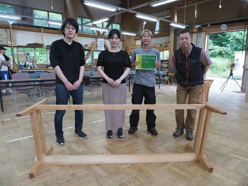 足で触れる脚