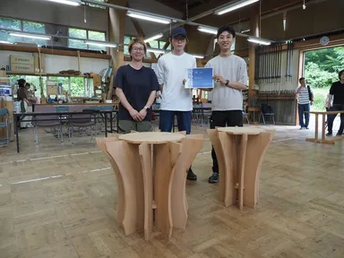 小木の良さを活かした脚