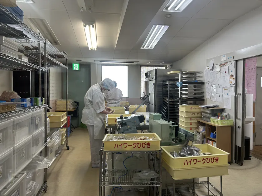 菓子を包装する利用者様