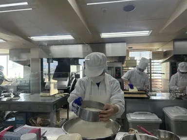 菓子を製造する利用者様