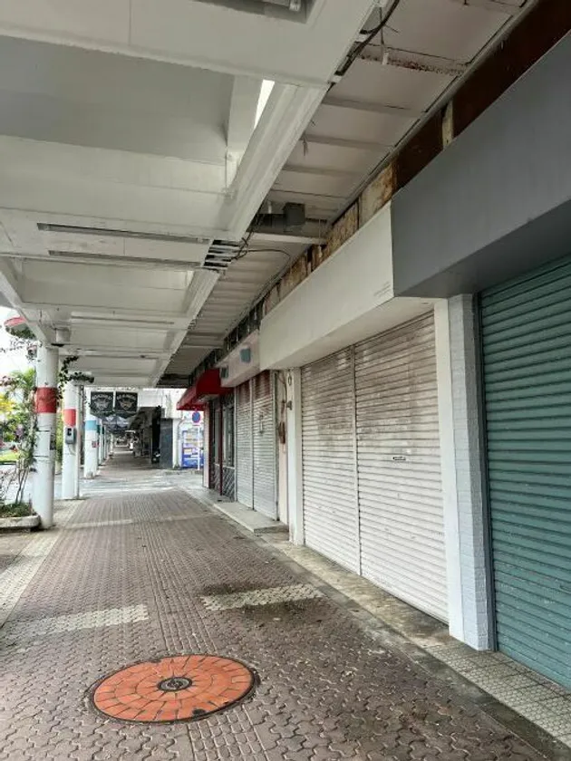 那覇市の雨の日の商店街2