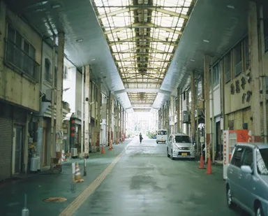 那覇市の雨の日の商店街1