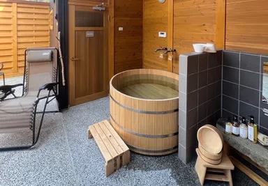 宿泊者は本格的なサウナ＆スパを無料で楽しめる