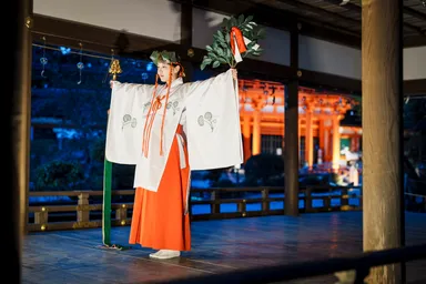 橋殿での巫女舞