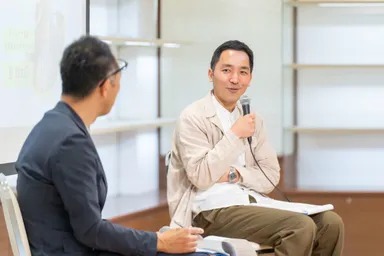 対談の模様・宍戸監督(右)