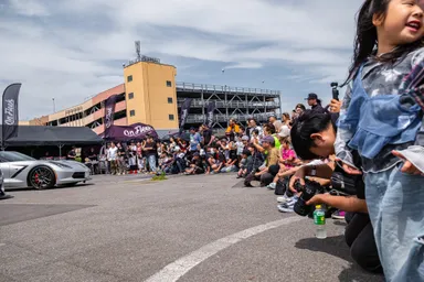 ステージパフォーマンスを楽しみに待つゲスト