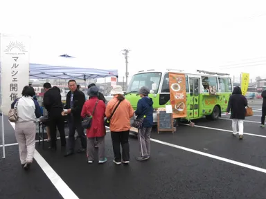 キッチンカーも参加