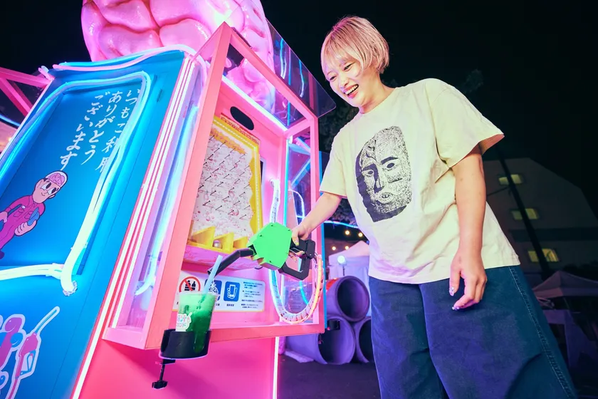 給油機のノズルから注がれる「脳汁ドリンク」