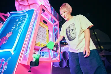 給油機のノズルから注がれる「脳汁ドリンク」