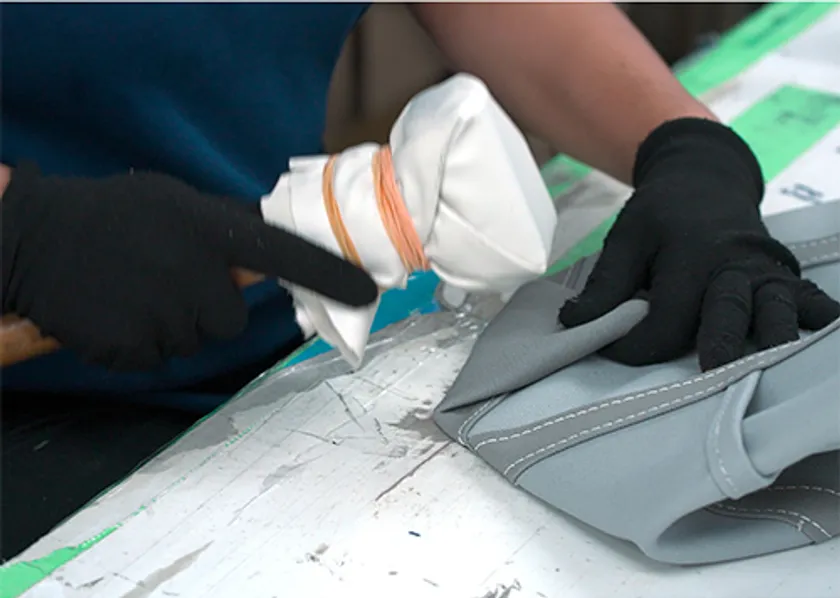 マチの形をハンマーで整える