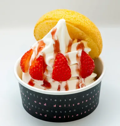 ペコちゃんのほっぺPremiumミルキーソフトクリーム(苺＆苺ソーストッピング)