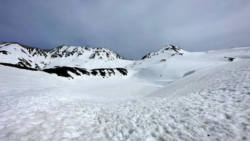 雪に覆われたみくりが池(2025年4月撮影)