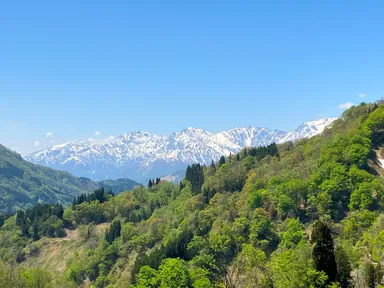 春でも雪を冠する北アルプス