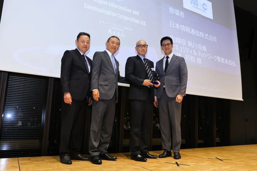 写真左から:プルーフポイント 執行役員 パートナー営業本部長 島田 淳様、プルーフポイント 代表取締役社長 茂木 正之様、NI+C 取締役執行役員 セキュリティ&ネットワーク事業本部長 小林 将和、プルーフポイント APJチャネルセールス バイスプレジデント ネルソン・スーン様