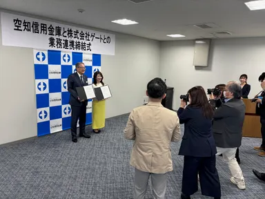 業務提携締結式でメディア取材を受ける様子