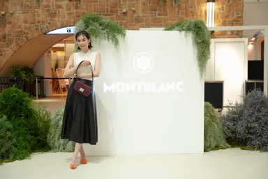 カシスカラーのバッグを鮮やかに着こなしていた。