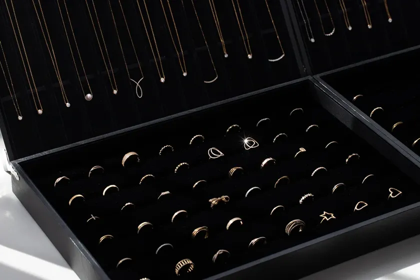 500点以上のジュエリーを試着