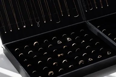 500点以上のジュエリーを試着