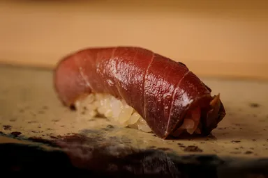 屋形船「鮨 おりがみ」天然生本まぐろ赤身漬け