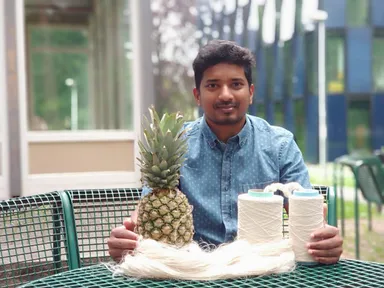 Re-Root Tex Solution社代表のバングラディッシュ人ローニーさんとパイナップル繊維