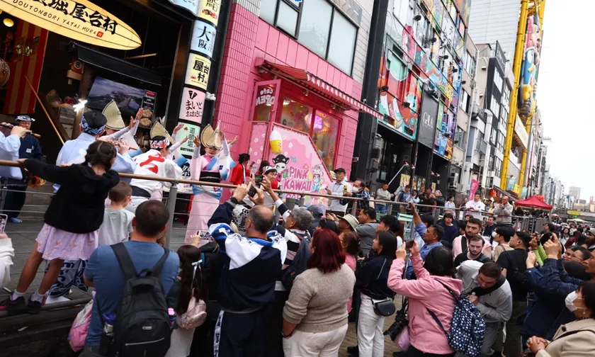 阿波踊りのパフォーマンスを行う大阪天水連 沢山の方が参加して大盛り上がりです!