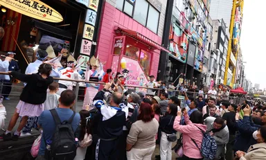 阿波踊りのパフォーマンスを行う大阪天水連　沢山の方が参加して大盛り上がりです！